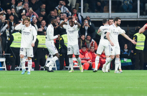 MADRID, Pemain Real Madrid Vinicius Junior (ketiga dari kiri) merayakan gol bersama rekan satu timnya dalam pertandingan La Liga Spanyol antara Real Madrid melawan Valencia CF di Madrid, Spanyol, pada 2 Februari 2023. (Xinhua/Gustavo Valiente)