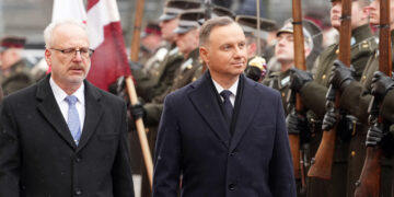 RIGA, Presiden Polandia Andrzej Duda (kanan) dan Presiden Latvia Egils Levits menginspeksi pasukan kehormatan dalam sebuah upacara penyambutan resmi di Riga, Latvia, pada 1 Februari 2023. (Xinhua/Edijs Palens)