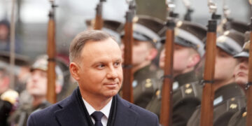 RIGA, Presiden Polandia Andrzej Duda, didampingi oleh Presiden Latvia Egils Levits (tidak tampak dalam foto), menginspeksi pasukan kehormatan dalam sebuah upacara penyambutan resmi di Riga, Latvia, pada 1 Februari 2023. (Xinhua/Edijs Palens)