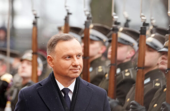 RIGA, Presiden Polandia Andrzej Duda, didampingi oleh Presiden Latvia Egils Levits (tidak tampak dalam foto), menginspeksi pasukan kehormatan dalam sebuah upacara penyambutan resmi di Riga, Latvia, pada 1 Februari 2023. (Xinhua/Edijs Palens)