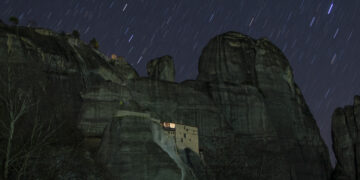ATHENA, Foto yang diabadikan pada 1 Februari 2023 ini menunjukkan pilar-pilar batu di bawah langit malam berbintang di Meteora, sekitar 350 kilometer barat laut Athena di wilayah Thessaly, Yunani. (Xinhua/Marios Lolos)