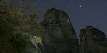 ATHENA, Foto yang diabadikan pada 1 Februari 2023 ini menunjukkan pilar-pilar batu di bawah langit malam berbintang di Meteora, sekitar 350 kilometer barat laut Athena di wilayah Thessaly, Yunani. (Xinhua/Marios Lolos)