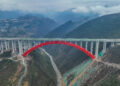 ZUNYI, Foto dari udara yang diabadikan pada 2 Februari 2023 ini menunjukkan jembatan besar Dafaqu di ruas jalan bebas hambatan Renhuai-Zunyi di Provinsi Guizhou, China barat daya. Jembatan sepanjang 1.427 meter, dengan bentangan utama 410 meter, tersebut merupakan salah satu proyek utama di sepanjang jalan bebas hambatan Renhuai-Zunyi. Provinsi Guizhou dikenal sebagai "museum jembatan" di China karena memiliki banyak jembatan, dengan jenis yang beragam dan teknologi rumit digunakan dalam pembangunannya. (Xinhua/Ou Dongqu)