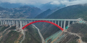 ZUNYI, Foto dari udara yang diabadikan pada 2 Februari 2023 ini menunjukkan jembatan besar Dafaqu di ruas jalan bebas hambatan Renhuai-Zunyi di Provinsi Guizhou, China barat daya. Jembatan sepanjang 1.427 meter, dengan bentangan utama 410 meter, tersebut merupakan salah satu proyek utama di sepanjang jalan bebas hambatan Renhuai-Zunyi. Provinsi Guizhou dikenal sebagai "museum jembatan" di China karena memiliki banyak jembatan, dengan jenis yang beragam dan teknologi rumit digunakan dalam pembangunannya. (Xinhua/Ou Dongqu)