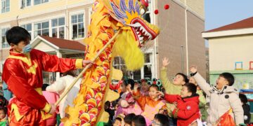 QINGDAO, Anak-anak menikmati pertunjukan tarian naga di sebuah taman kanak-kanak di Qingdao, Provinsi Shandong, China timur, pada 3 Februari 2023. Festival Lampion, hari ke-15 pada bulan pertama kalender lunar China, jatuh pada 5 Februari tahun ini. Berbagai kegiatan budaya rakyat digelar di seluruh negeri untuk menyambut festival tersebut. (Xinhua/Wang Peike)