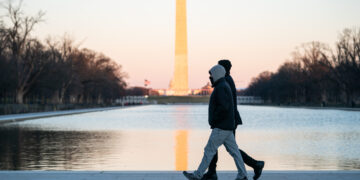 WASHINGTON, Orang-orang mengunjungi Lincoln Memorial Reflecting Pool di tengah suhu rendah dan angin kencang di Washington DC, Amerika Serikat, pada 3 Februari 2023. (Xinhua/Liu Jie)