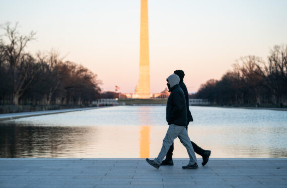 WASHINGTON, Orang-orang mengunjungi Lincoln Memorial Reflecting Pool di tengah suhu rendah dan angin kencang di Washington DC, Amerika Serikat, pada 3 Februari 2023. (Xinhua/Liu Jie)