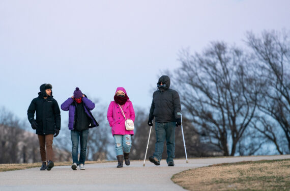 WASHINGTON, Orang-orang mengunjungi National Mall di tengah suhu rendah dan angin kencang di Washington DC, Amerika Serikat, pada 3 Februari 2023. (Xinhua/Liu Jie)