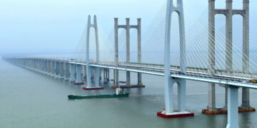QUANZHOU, Foto dari udara yang diabadikan pada 4 Februari 2023 ini menunjukkan jembatan lintas laut Teluk Quanzhou, yang merupakan bagian dari jalur kereta cepat Fuzhou-Xiamen, di Provinsi Fujian, China tenggara. Jalur kereta cepat Fuzhou-Xiamen memasuki fase inspeksi penerimaan pada Jumat (3/2), yang menandai penyelesaian dasar konstruksi badan utama jalur kereta cepat itu dan sejumlah proyek pendukungnya. Dengan kecepatan yang dirancang mencapai 350 kilometer per jam, jalur kereta cepat ini diperkirakan dapat memangkas waktu perjalanan dari Fuzhou, ibu kota Provinsi Fujian, ke destinasi wisata Xiamen menjadi hanya satu jam. (Xinhua/Wei Peiquan)