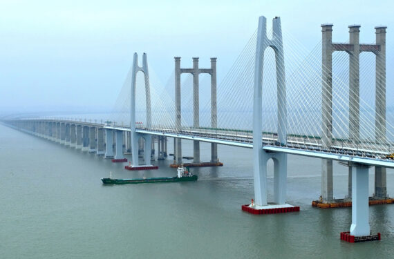 QUANZHOU, Foto dari udara yang diabadikan pada 4 Februari 2023 ini menunjukkan jembatan lintas laut Teluk Quanzhou, yang merupakan bagian dari jalur kereta cepat Fuzhou-Xiamen, di Provinsi Fujian, China tenggara. Jalur kereta cepat Fuzhou-Xiamen memasuki fase inspeksi penerimaan pada Jumat (3/2), yang menandai penyelesaian dasar konstruksi badan utama jalur kereta cepat itu dan sejumlah proyek pendukungnya. Dengan kecepatan yang dirancang mencapai 350 kilometer per jam, jalur kereta cepat ini diperkirakan dapat memangkas waktu perjalanan dari Fuzhou, ibu kota Provinsi Fujian, ke destinasi wisata Xiamen menjadi hanya satu jam. (Xinhua/Wei Peiquan)