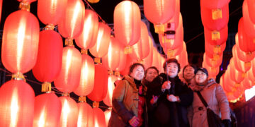 YINGKOU, Sejumlah wisatawan berpose untuk difoto di jalan kuno Liaohe di Yingkou, Provinsi Liaoning, China timur laut, pada 3 Februari 2023. Jalan kuno Liaohe dihiasi dengan lampion-lampion beraneka bentuk untuk menyambut Festival Lampion, hari ke-15 pada bulan pertama kalender lunar China, yang tahun ini jatuh pada 5 Februari. (Xinhua/Yao Jianfeng)