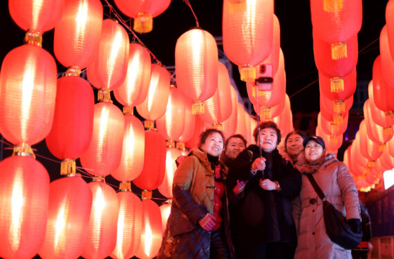 YINGKOU, Sejumlah wisatawan berpose untuk difoto di jalan kuno Liaohe di Yingkou, Provinsi Liaoning, China timur laut, pada 3 Februari 2023. Jalan kuno Liaohe dihiasi dengan lampion-lampion beraneka bentuk untuk menyambut Festival Lampion, hari ke-15 pada bulan pertama kalender lunar China, yang tahun ini jatuh pada 5 Februari. (Xinhua/Yao Jianfeng)