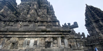 YOGYAKARTA, Foto yang diabadikan pada 4 Februari 2023 ini menunjukkan pemandangan Candi Prambanan di Provinsi Jawa Tengah. Candi Prambanan, sebuah situs Warisan Dunia UNESCO, merupakan salah satu kompleks candi Hindu terbesar di Indonesia. (Xinhua/Xu Qin)