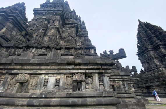 YOGYAKARTA, Foto yang diabadikan pada 4 Februari 2023 ini menunjukkan pemandangan Candi Prambanan di Provinsi Jawa Tengah. Candi Prambanan, sebuah situs Warisan Dunia UNESCO, merupakan salah satu kompleks candi Hindu terbesar di Indonesia. (Xinhua/Xu Qin)