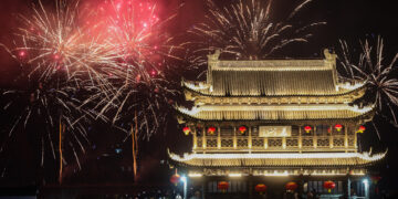 JIANDE, Foto dari udara yang diabadikan pada 4 Februari 2023 ini memperlihatkan kembang api menerangi langit di atas kota kuno Yanzhou di Jiande, Provinsi Zhejiang, China timur. Festival Lampion, hari ke-15 pada bulan pertama kalender lunar China, tahun ini jatuh pada 5 Februari. Berbagai kegiatan budaya rakyat digelar di seluruh China untuk menyambut festival yang akan datang tersebut. (Xinhua/Xu Yu)