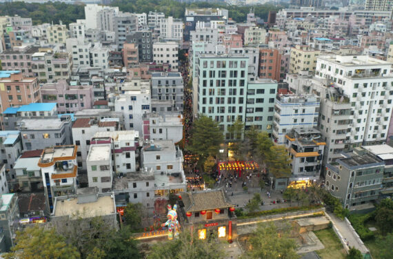 SHENZHEN, Foto dari udara yang diabadikan pada 4 Februari 2023 ini menunjukkan kota kuno Nantou di Shenzhen, Provinsi Guangdong, China selatan. Sebuah pameran digelar di kota kuno Nantou untuk merayakan Festival Lampion yang akan datang, yang tahun ini jatuh pada 5 Februari. (Xinhua/Liang Xu)
