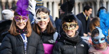 VENESIA, Anak-anak yang mengenakan topeng mengikuti ajang Karnaval Venesia di Venesia, Italia, pada 4 Februari 2023. Karnaval Venesia 2023 dimulai di kota laguna Italia tersebut pada Sabtu (4/2), dan akan berlangsung hingga 21 Februari mendatang. (Xinhua/Jin Mamengni)