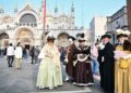 VENESIA, Sejumlah peserta karnaval berpose dalam ajang Karnaval Venesia di Venesia, Italia, pada 4 Februari 2023. Karnaval Venesia 2023 dimulai di kota laguna Italia tersebut pada Sabtu (4/2), dan akan berlangsung hingga 21 Februari mendatang. (Xinhua/Jin Mamengni)