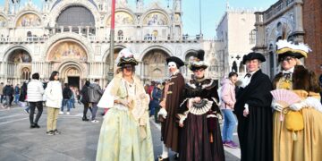 VENESIA, Sejumlah peserta karnaval berpose dalam ajang Karnaval Venesia di Venesia, Italia, pada 4 Februari 2023. Karnaval Venesia 2023 dimulai di kota laguna Italia tersebut pada Sabtu (4/2), dan akan berlangsung hingga 21 Februari mendatang. (Xinhua/Jin Mamengni)