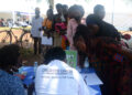 MUKONO, Orang-orang mendaftarkan nama mereka untuk mengikuti skrining kanker gratis dalam acara Hari Kanker Sedunia di Mukono, Uganda, pada 4 Februari 2023. Ratusan orang pada Sabtu (4/2) mengikuti skrining kanker gratis dalam sebuah acara untuk memperingati Hari Kanker Sedunia di Distrik Mukono, Uganda tengah. Hari Kanker Sedunia merupakan hari internasional yang diperingati setiap 4 Februari untuk meningkatkan kesadaran terhadap kanker serta mendorong langkah pencegahan, deteksi, dan pengobatan penyakit itu. (Xinhua/Nicholas Kajoba)