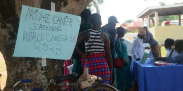 MUKONO, Orang-orang mengantre untuk mengikuti skrining kanker gratis dalam acara Hari Kanker Sedunia di Mukono, Uganda, pada 4 Februari 2023. Ratusan orang pada Sabtu (4/2) mengikuti skrining kanker gratis dalam sebuah acara untuk memperingati Hari Kanker Sedunia di Distrik Mukono, Uganda tengah. Hari Kanker Sedunia merupakan hari internasional yang diperingati setiap 4 Februari untuk meningkatkan kesadaran terhadap kanker serta mendorong langkah pencegahan, deteksi, dan pengobatan penyakit itu. (Xinhua/Nicholas Kajoba)