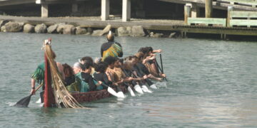 WELLINGTON, Tim pendayung Waka ambil bagian dalam acara peringatan Hari Waitangi di Wellington, Selandia Baru, pada 6 Februari 2023. (Xinhua/Zhang Xiaoqing)