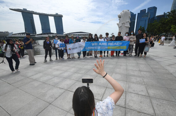 SINGAPURA, Sejumlah wisatawan China berfoto bersama di Merlion Park di Singapura pada 7 Februari 2023. Singapura menyambut kedatangan rombongan wisata pertama dari China sejak China membuka kembali perjalanan rombongan wisata keluar negerinya. (Xinhua/Then Chih Wey)