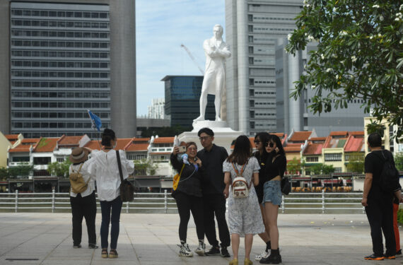 SINGAPURA, Sejumlah wisatawan China terlihat di tepi Sungai Singapura di Singapura pada 7 Februari 2023. Singapura menyambut kedatangan rombongan wisata pertama dari China sejak China membuka kembali perjalanan rombongan wisata keluar negerinya. (Xinhua/Then Chih Wey)