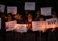 PUNJAB, Anak-anak sekolah memegang poster dan lilin dalam acara doa malam bagi para korban gempa bumi dahsyat di Turkiye, di sebuah sekolah di Distrik Amritsar di Negara Bagian Punjab, India utara, pada 7 Februari 2023. (Xinhua/Str)