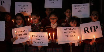 PUNJAB, Anak-anak sekolah memegang poster dan lilin dalam acara doa malam bagi para korban gempa bumi dahsyat di Turkiye, di sebuah sekolah di Distrik Amritsar di Negara Bagian Punjab, India utara, pada 7 Februari 2023. (Xinhua/Str)