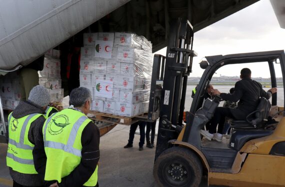 ALEPPO, Pasokan bantuan kemanusiaan dari Aljazair diturunkan di bandara internasional di Aleppo, Suriah utara, pada 7 Februari 2023. (Xinhua/Str)