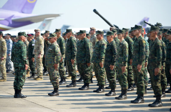 RAYONG, Personel militer menghadiri upacara pembukaan di Pangkalan Udara Angkatan Laut Thailand U-Tapao di Provinsi Rayong, Thailand, pada 28 Februari 2023. Menurut Angkatan Bersenjata Thailand, latihan multinasional Cobra Gold 2023 akan berlangsung dari 27 Februari hingga 10 Maret mendatang, dengan latihan inti yang mencakup latihan pos komando, bantuan sipil kemanusiaan, dan pelatihan lapangan. Latihan tersebut juga kembali normal ke skala penuh setelah pandemi. (Xinhua/Rachen Sageamsak)
