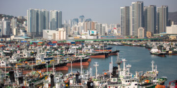 BUSAN, Foto yang diabadikan pada 7 Maret 2023 ini memperlihatkan sebuah dermaga di Pelabuhan Busan, Korea Selatan. Pelabuhan Busan merupakan pelabuhan laut terbesar di negara tersebut. (Xinhua/Wang Yiliang)