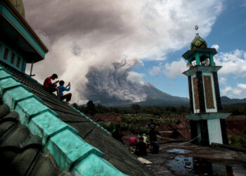 MAGELANG, Material vulkanik menyembur dari Gunung Merapi di Magelang, Provinsi Jawa Tengah, pada 11 Maret 2023. Sebagai salah satu gunung berapi paling aktif di Indonesia, Gunung Merapi mengalami erupsi pada Sabtu (11/3), memuntahkan abu vulkanik ke beberapa desa di sekitarnya, demikian dilaporkan oleh Balai Penyelidikan dan Pengembangan Teknologi Kebencanaan Geologi (BPPTKG). (Xinhua/Priyo Utomo)