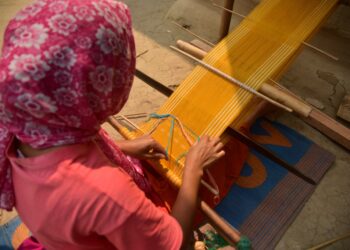 KARBI ANGLONG, Seorang wanita menenun Jamborong (tas tradisional) di Distrik Karbi Anglong, Negara Bagian Assam, India timur laut, pada 12 Maret 2023. (Xinhua/Str)