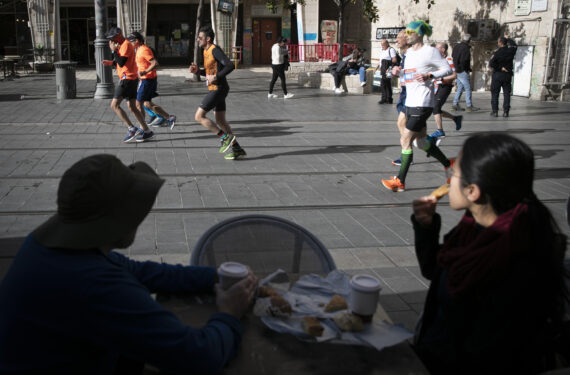 YERUSALEM, Para pelari berpartisipasi dalam ajang Jerusalem Marathon 2023 yang digelar di Yerusalem pada 17 Maret 2023. (Xinhua/Chen Junqing)