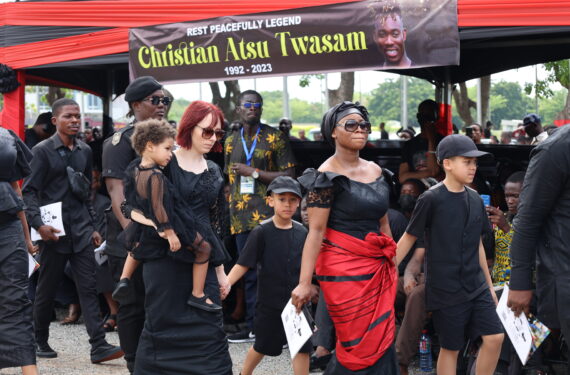 ACCRA, Teman-teman dan anggota keluarga menghadiri pemakaman mendiang pesepak bola Ghana Christian Atsu Twasam di kampung halamannya di Ada, Ghana, pada 17 Maret 2023. (Xinhua/Seth)