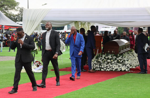 ACCRA, Orang-orang menghadiri pemakaman mendiang pesepak bola Ghana Christian Atsu Twasam di kampung halamannya di Ada, Ghana, pada 17 Maret 2023. (Xinhua/Seth)