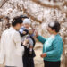 TURPAN, Sebuah keluarga mengunjungi festival bunga aprikot di wilayah Toksun, Turpan, Daerah Otonom Uighur Xinjiang, China barat laut, pada 18 Maret 2023. Festival bunga aprikot Turpan dimulai di Turpan pada Sabtu (18/3). (Xinhua/Hao Zhao)
