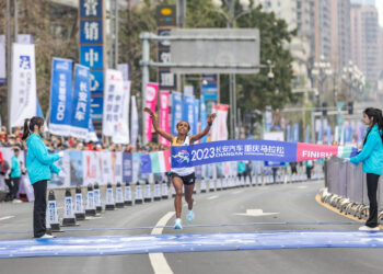 CHONGQING, Fantu Zewude Jifar (tengah) dari Ethiopia melewati garis finis dalam ajang Chongqing Marathon 2023 yang digelar di Kota Chongqing, China barat daya, pada 19 Maret 2023. (Xinhua/Huang Wei)