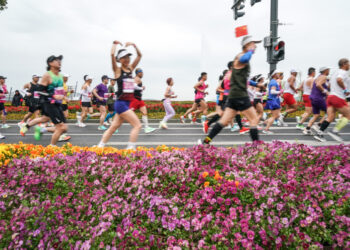 WUXI, Para peserta berkompetisi dalam ajang Wuxi Marathon 2023 di Wuxi, Provinsi Jiangsu, China timur, pada 19 Maret 2023. (Xinhua/Yang Lei)