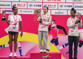 WUXI, Pelari peringkat pertama Bai Li (tengah) dari China, peringkat kedua Chernet Misganaw Takele (kiri), dan peringkat ketiga Koren Jelela Yal dari Ethiopia berpose di atas podium usai berkompetisi dalam nomor putri pada Wuxi Marathon 2023 di Wuxi, Provinsi Jiangsu, China timur, pada 19 Maret 2023. (Xinhua/Yang Lei)