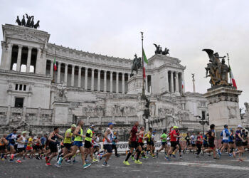 ROMA, Para pelari melintasi Piazza Venezia dalam ajang Rome Marathon ke-28 di Roma, Italia, pada 19 Maret 2023. (Xinhua/Str)