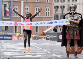 ROMA, Pelari asal Kenya Betty Chepkwony (kiri) melewati garis finis, memenangkan gelar juara untuk kategori putri dalam ajang Rome Marathon ke-28 di Roma, Italia, pada 19 Maret 2023. (Xinhua/Str)