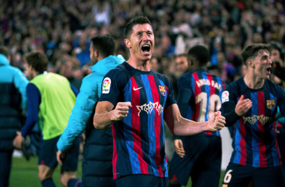 BARCELONA, Pemain Barcelona Robert Lewandowski melakukan selebrasi dalam pertandingan La Liga Spanyol antara FC Barcelona melawan Real Madrid di Barcelona, Spanyol, pada 19 Maret 2023. (Xinhua/Joan Gosa)