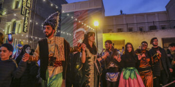 BAKU, Masyarakat Azerbaijan berkumpul untuk merayakan Nowruz di Baku, ibu kota Azerbaijan, pada 19 Maret 2023. Nowruz, atau Tahun Baru Persia, dirayakan masyarakat Azerbaijan dengan sejumlah kegiatan. (Xinhua/Tofik Babayev)