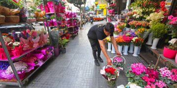 BEIRUT, Seorang penjual bunga menyiapkan dagangannya untuk menyambut Hari Ibu di Beirut, Lebanon, pada 20 Maret 2023. Penduduk setempat merayakan Hari Ibu pada 21 Maret. (Xinhua/Bilal Jawich)