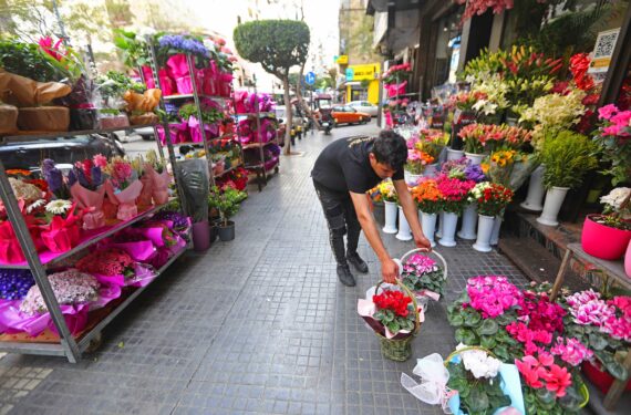 BEIRUT, Seorang penjual bunga menyiapkan dagangannya untuk menyambut Hari Ibu di Beirut, Lebanon, pada 20 Maret 2023. Penduduk setempat merayakan Hari Ibu pada 21 Maret. (Xinhua/Bilal Jawich)