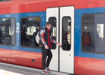 NOVI SAD, Seorang pria menaiki kereta di sebuah stasiun kereta di Novi Sad, Serbia, pada 19 Maret 2023. Jalur kereta cepat Beograd-Novi Sad buatan China memperingati ulang tahun pertamanya pada Minggu (19/3). Jalur kereta itu telah mengangkut hampir 3 juta penumpang antara dua kota terbesar di Serbia tersebut sejak beroperasi tahun lalu. (Xinhua/Wang Wei)
