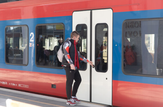 NOVI SAD, Seorang pria menaiki kereta di sebuah stasiun kereta di Novi Sad, Serbia, pada 19 Maret 2023. Jalur kereta cepat Beograd-Novi Sad buatan China memperingati ulang tahun pertamanya pada Minggu (19/3). Jalur kereta itu telah mengangkut hampir 3 juta penumpang antara dua kota terbesar di Serbia tersebut sejak beroperasi tahun lalu. (Xinhua/Wang Wei)